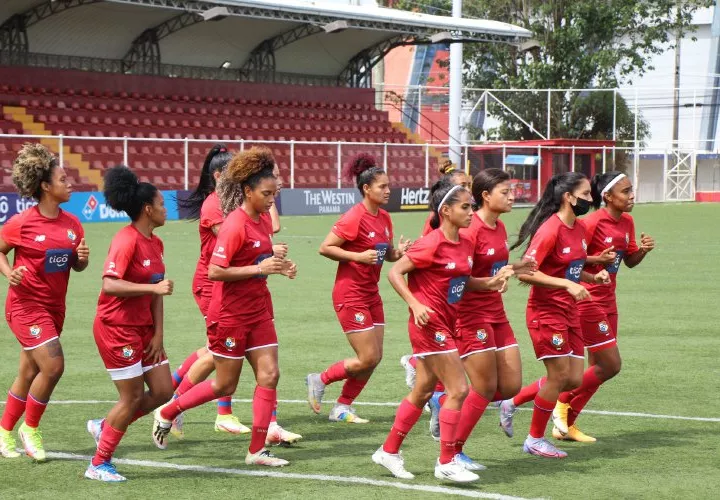 Las chicas se entrenaron en el ‘Cascarita’ Tapia. Foto: Fepafut