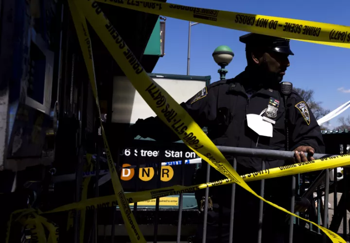 El sospechoso, que huyó de la escena, abrió fuego contra la víctima &quot;al azar&quot; cuando esta estaba a bordo de un tren de la línea Q. EFE