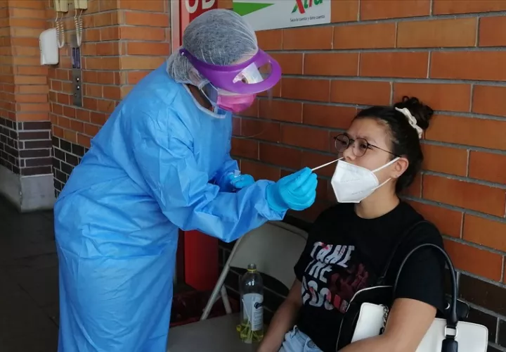 Se contabilizan 830,287 casos acumulados confirmados de SARS-CoV-2 .