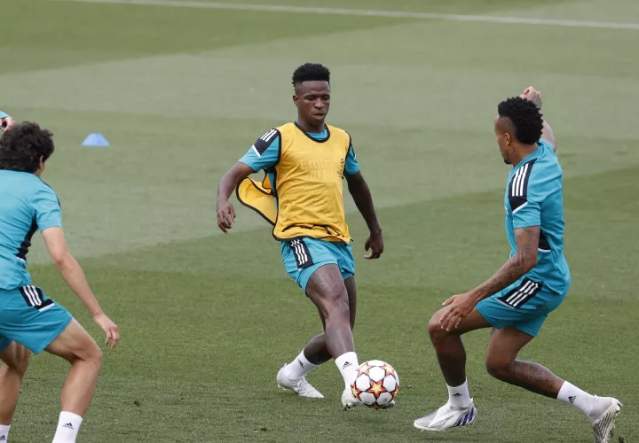 Vinicius Jr. (izq.) Foto: EFE