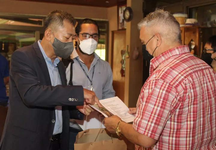 Director del proyecto en Panamá Metro Línea tres, Amatore Youn Ho Kim  y  alcalde de La Chorrera, Tomás Velásquez.