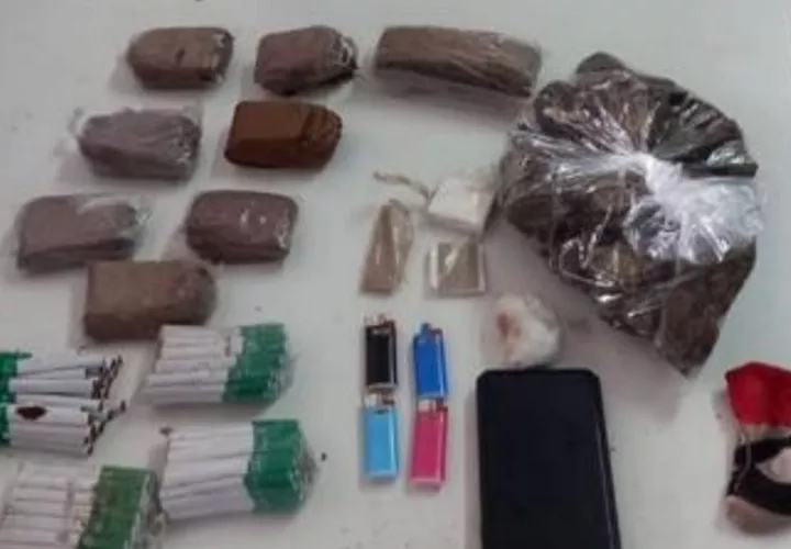 Ocultaba los artículos prohibidos en una carriola pegada al chasis.