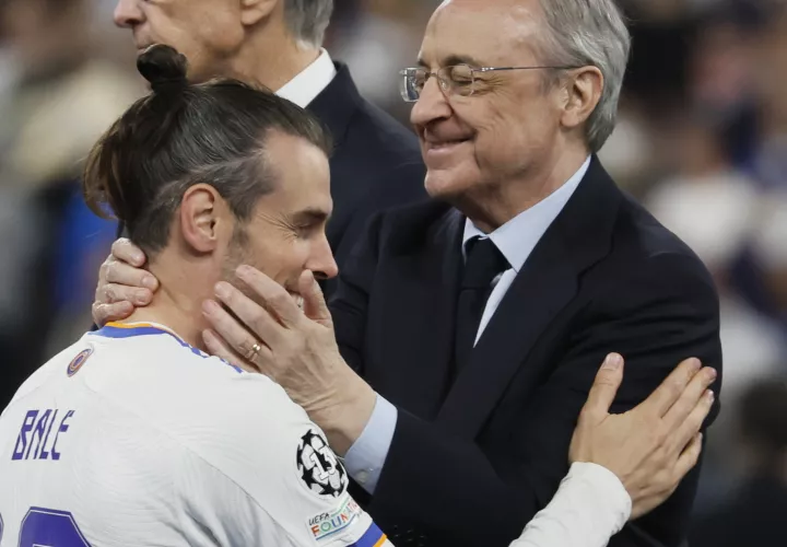 El presidente del Real Madrid, Florentino Pérez (d), celebra con el galés Gareth Bale su victoria en la final de la Champions. /Foto: EFE