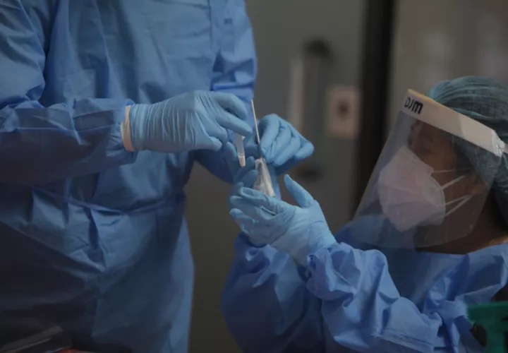 Personal de salud se prepara para realizar pruebas para detectar la covid-19 en la estación de transporte de albrook. EFE