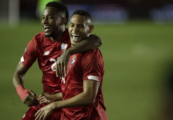 Ismael Díaz (d), de Panamá, celebra su gol contra Costa Rica, durante el partido por la primera jornada del Grupo B de la Liga de Naciones. Foto: EFE