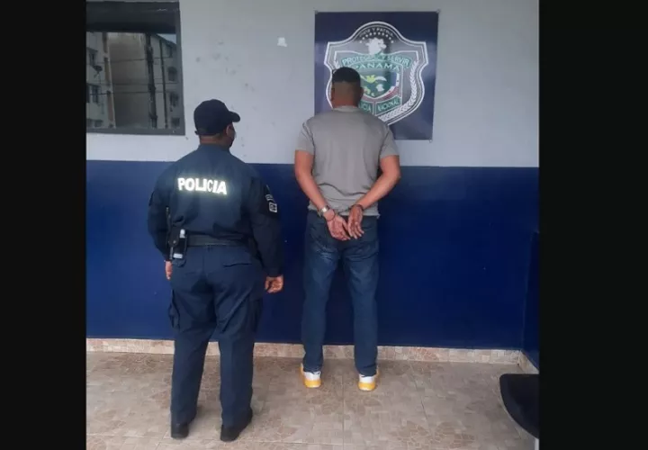 Se ubicó dentro del vehículo uniformes e insignias de la Policía, dos radios portátiles y 11 municiones calibre 9 milímetros.