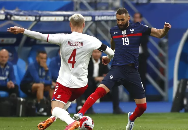 Karim Benzema (D), de Francia, es marcado por el danés Victor Nelsson. Foto: EFE