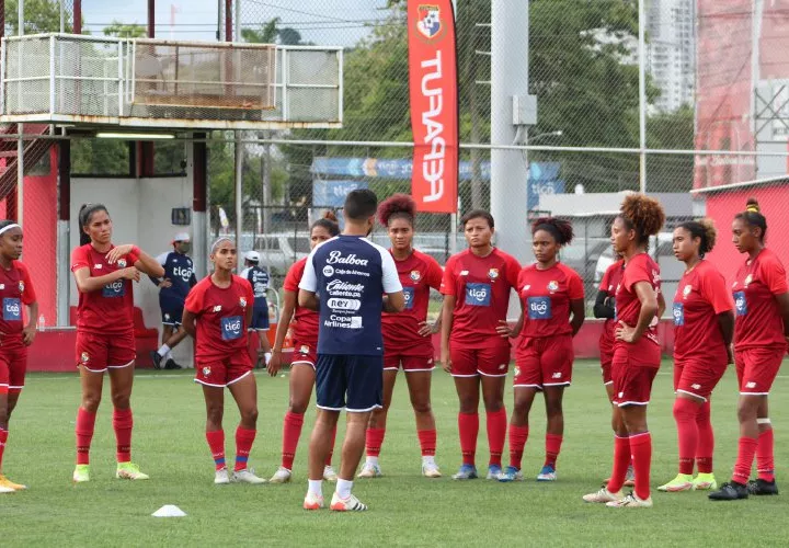 Ignacio “Nacho” Quintana, técnico de la selección femenina, da instrucciones a sus jugadoras durante los entrenamientos de ayer. Foto: Fepafut