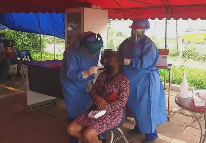 La CSS continúa aplicando pruebas de hisopado en la policlínica J.J. Vallarino.