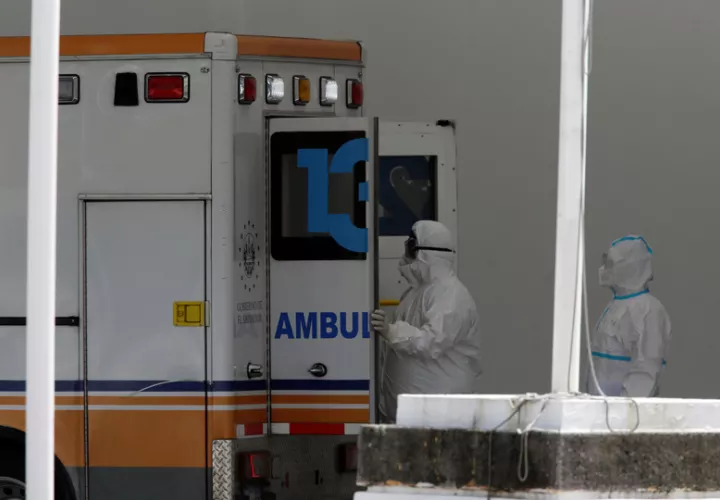 Personal de salud traslada a un paciente a una unidad especializada en tratamiento covid-19. EFE / Archivo