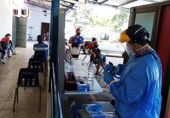 Personal médico de la policlínica de Bugaba continúa aplicando pruebas de hisopado.