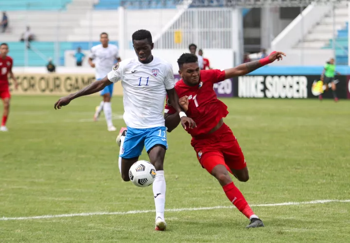 Javier Betegón (7), de Panamá. disputa el balón con Alejando Delgado, de Cuba. /Foto: Fepafut