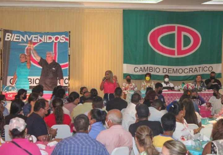 Yanibel Ábrego, quien busca desplazar a Roux de la presidencia del partido, ha dicho que competirá contra Roux en las primarias que definirán el abanderado presidencial del CD; para luego de ganarlas, impulsar una alianza que encabece Ricardo Martinelli.