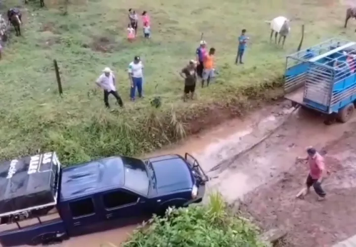 Los pasajeros y el conductor del vehículo fueron auxiliados por residentes del poblado.