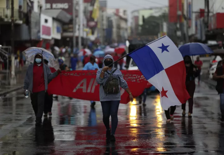 Personas protestan durante una marcha organizada por sindicatos, hoy en Ciudad de Panamá. EFE