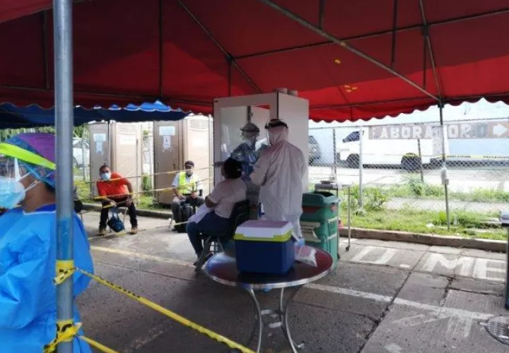 Hisopados en la policlinica Dr. Jose Joaquin Vallarino.