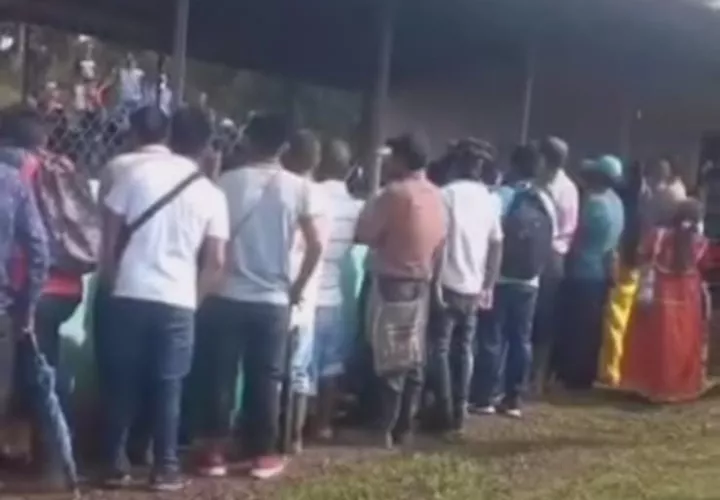 El castigo aplicado a este joven se dio ante una multitud de personas.