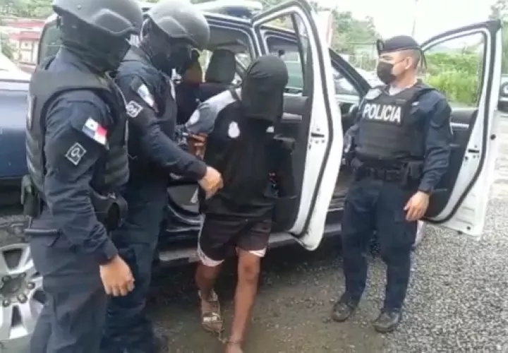 El retenido arrojo dentro de una vivienda, la mochila en la que llevaba la droga y el arma.