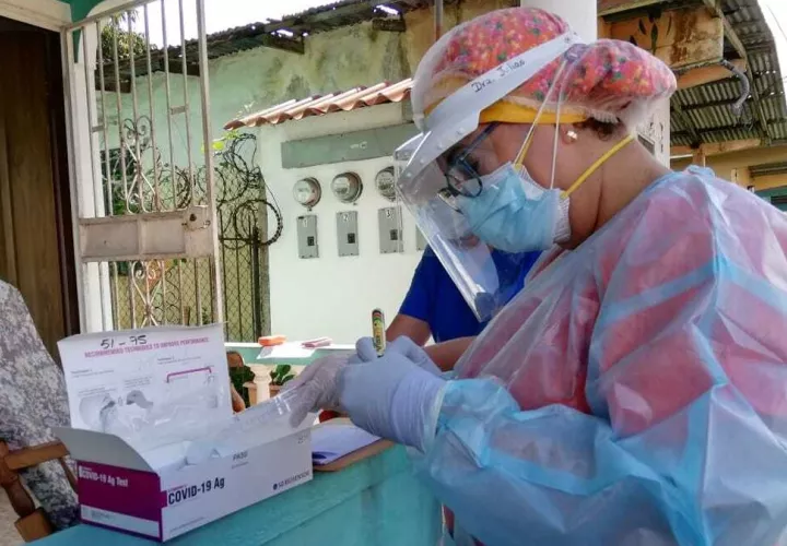 Las pruebas de hisopados se siguen aplicando en centros de salud y policlínicas.