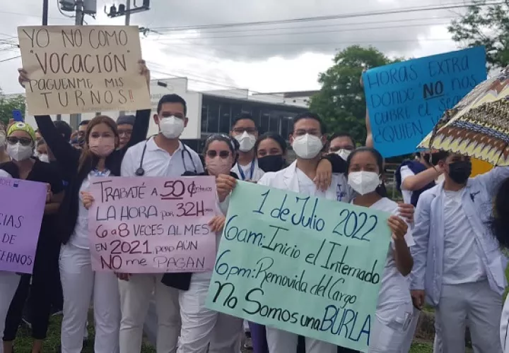 Los médicos debían iniciar el internado el pasado 1 de julio.