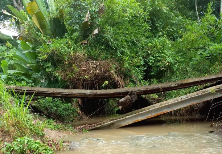 Puente en Wala colapsó hace años.
