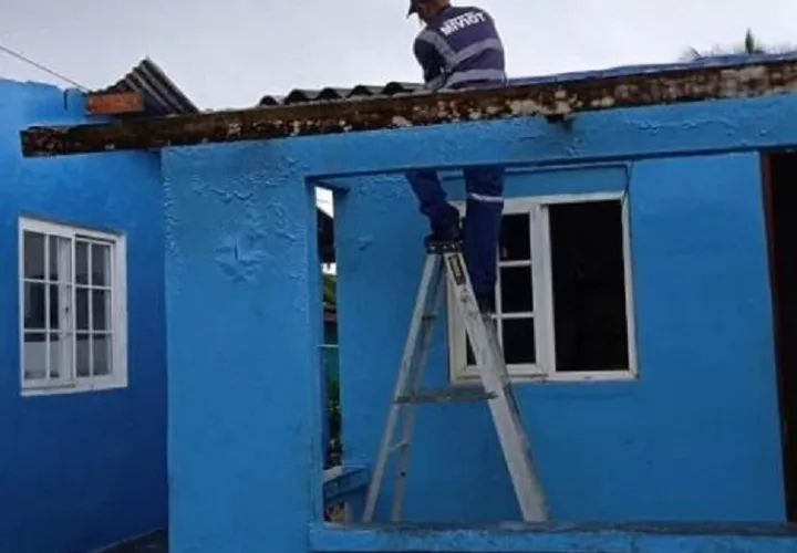 Para arreglar las viviendas se contó con donaciones de hojas de zinc.