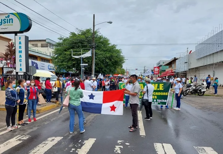 Oficiales de Derechos Humanos de la Defensoría, presentes durante protestas de educadores.