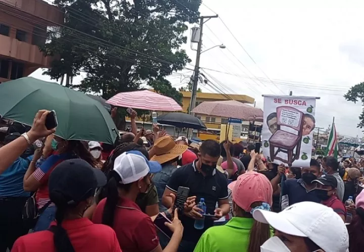 Durante la marcha los educadores coreaban consignas en contra del Gobierno.