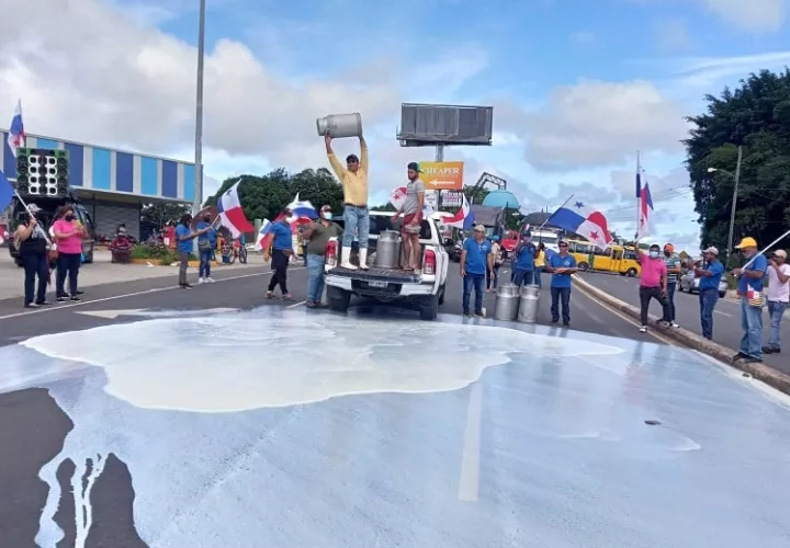 En el cruce hacia Pesé, más de 500 litros de leche dañada fueron esparcidos en la vía por un productor molesto.