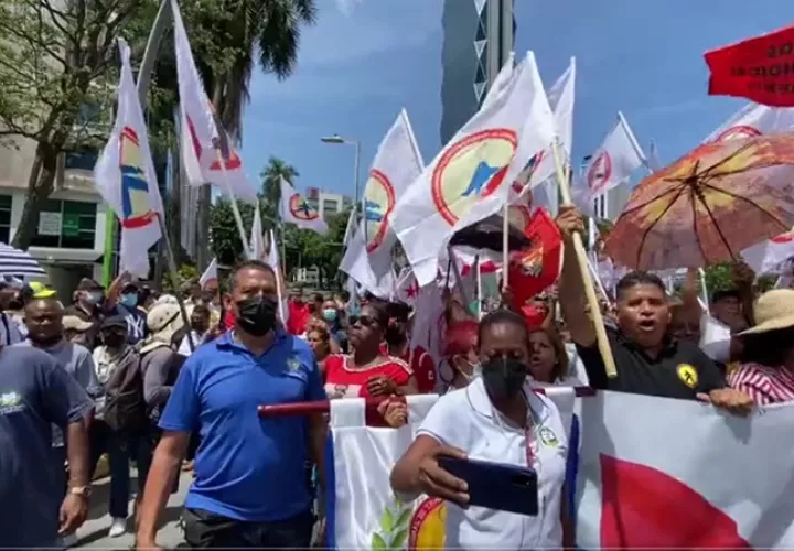 Educadores protestan en la Vía España.