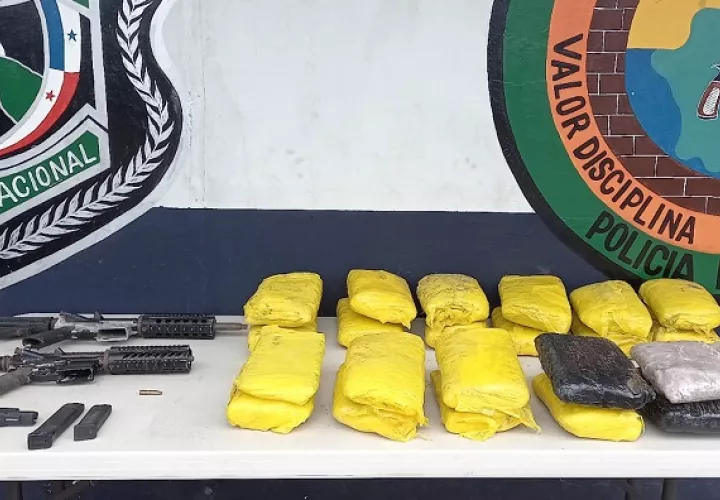 Las armas y la droga fueron ubicadas dentro de un tanque enterrado en la arena, en un manglar en El Salado.