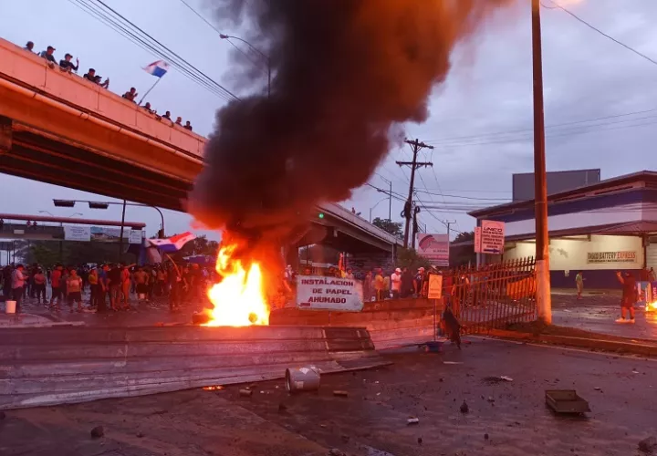 Oficiales del Plan de Acompañamiento Ciudadano (PAC) de la Defensoría cumplen Cumpliendo con su rol de observadores durante las protestas.