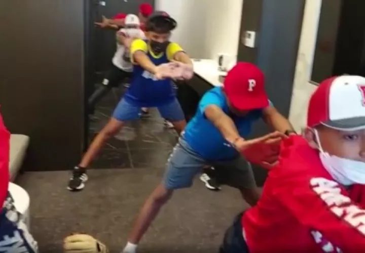 Jugadores de la selección Sub-12 de Béisbol de Panamá se ejercitan en una de las habitaciones del hotel donde están concentrados para afrontar el mundial de la categoría en Tainán, Taiwán. Foto: Fedebeis