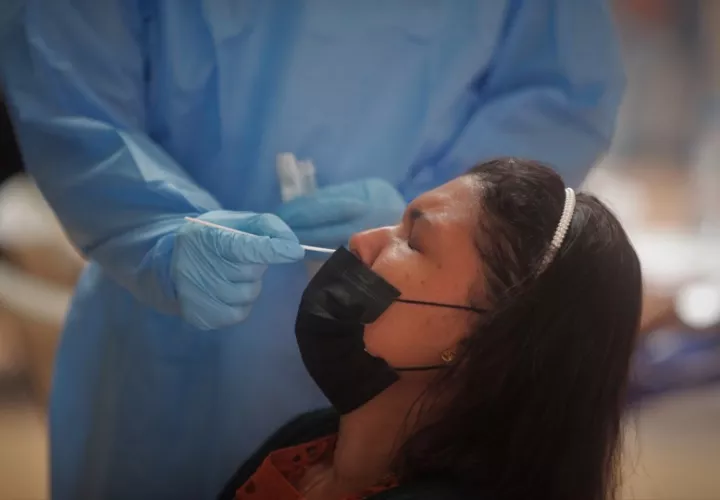 En la última semana se aplicaron 38.320 pruebas para detectar casos de covid. EFE