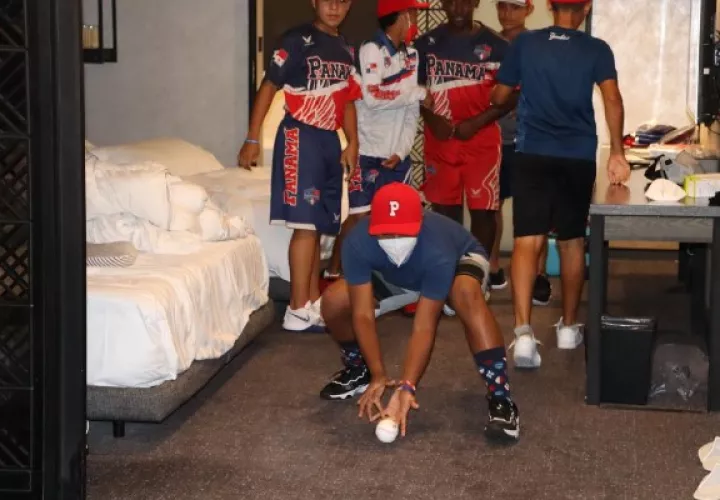 Jugadores de la selección Sub-12 de Béisbol de Panamá realizan práctica en una de las habitaciones del hotel donde están alojados en la ciudad de Tainán, Taiwán. Foto: Fedebeis
