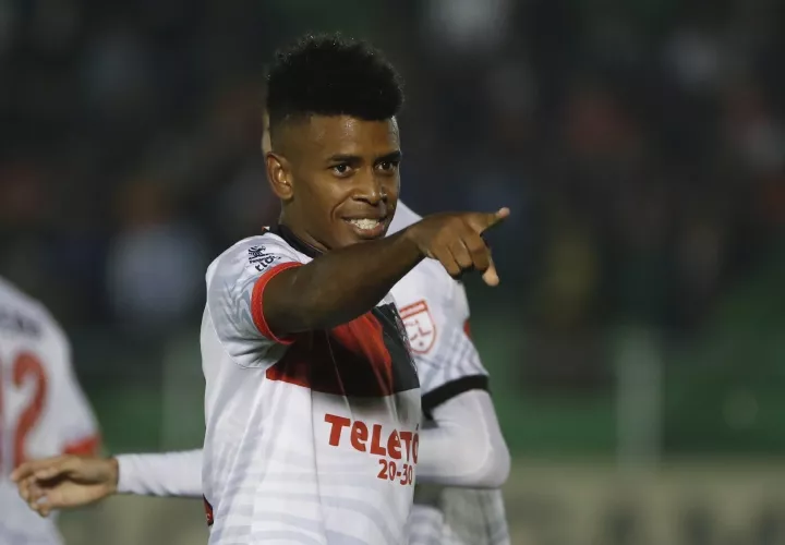 Edson Samms, de Sporting SM, celebra su gol de penalti, en el partido de la Liga Concacaf contra el Malacateco. Foto: EFE