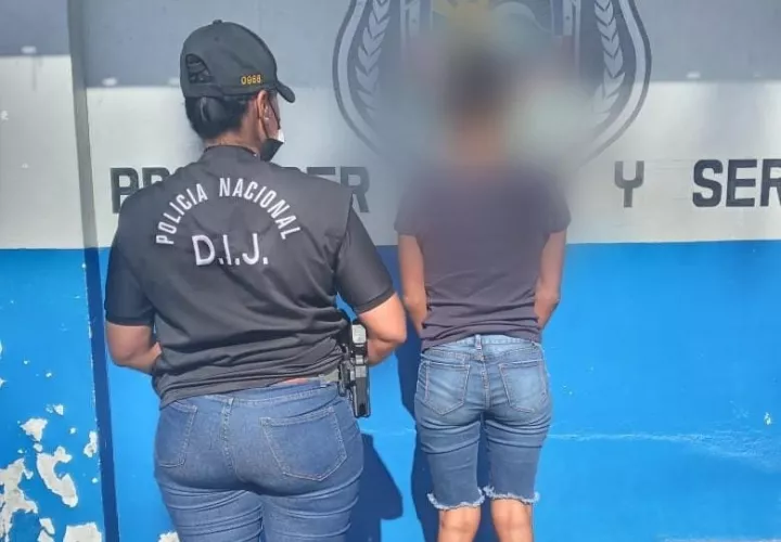 La mujer con condena pendiente fue remitida a la autoridad competente.