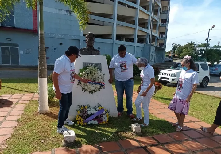 Colocan ofrenda en la estatua del general Omar Torrijos, en Veraguas.
