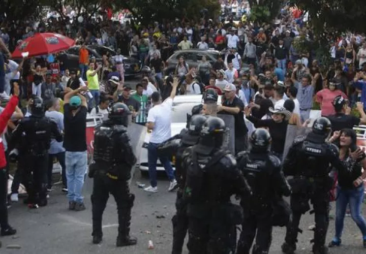 Integrantes del Escuadrón Móvil Antidisturbios ESMAD de la Policía controlando una situación de orden público. EFE Archivo