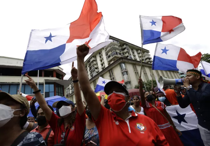 Miembros del Sindicato de Maestros se concentran frente a la escuela República de Venezuela tras finalizar una huelga nacional. EFE