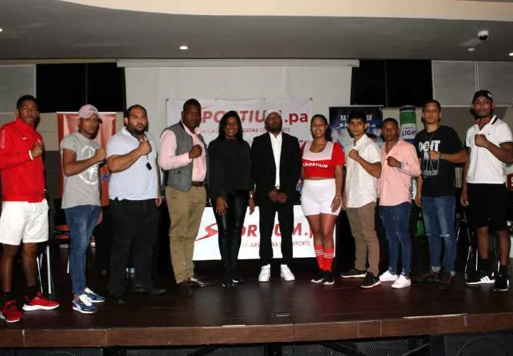 Los boxeadores que verán acción en la función del 20 de agosto junto a los promotores. Foto: Víctor Arosemena