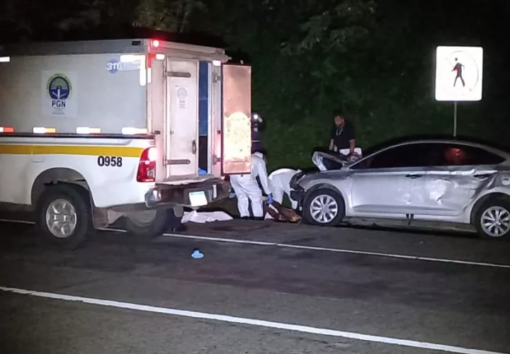 Un segundo auto arrastró a una de las vícitmas. Ambos murieron en el lugar. Foto/ Alexander Santamaría 