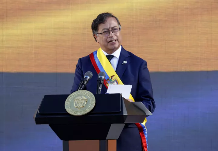 El presidente de Colombia, Gustavo Petro, pronuncia su discurso de investidura hoy, en la Plaza Bolívar de Bogotá (Colombia). EFE