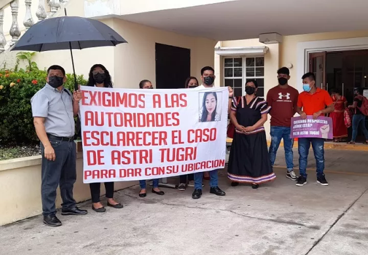 En la imagena, familiares de Astri Tugrí.