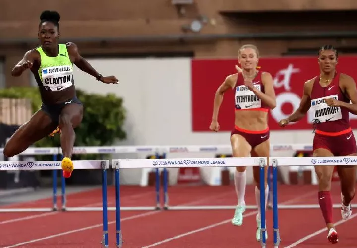 Gianna Woodruff (der.) durante la competencia de ayer en Mónaco.