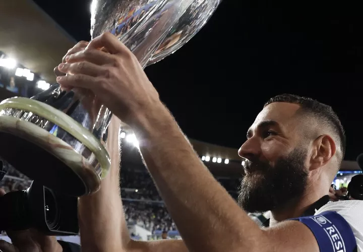 Karim Benzemá celebra con el trofeo, al término de la final de la Supercopa de Europa disputada por el Real Madrid y el Eintracht. Foto: EFE