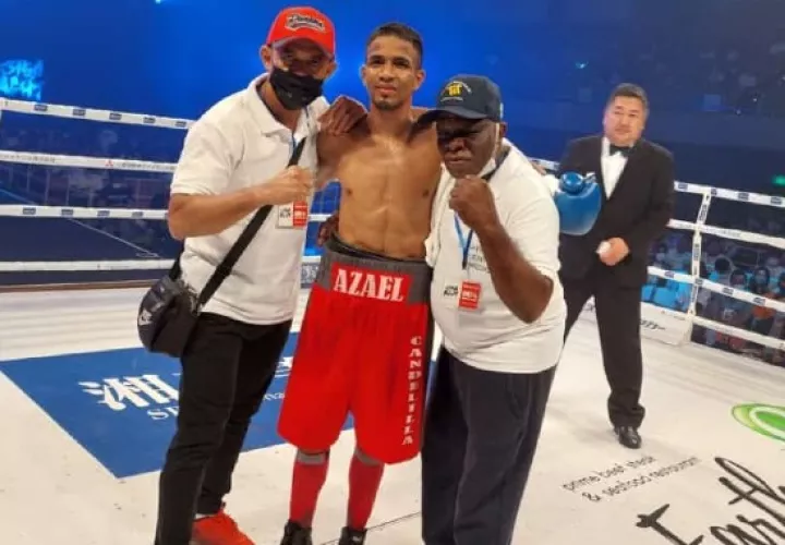 Azael &#039;Candelilla&#039; Villar (c) junto a su preparador físico Samuel Lastra (izq.) y el entrenador Carlos Watson luego del triunfo logrado en Japón. Foto: Cortesía