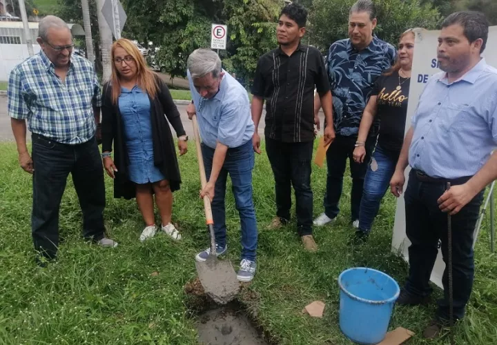 Se colocó la primera piedra de un monumento a los periodistas que han fallecido durante la Pandemia del Covid-19.