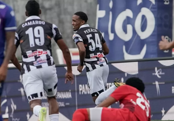 Hiberto Peralta celebra su anotación.