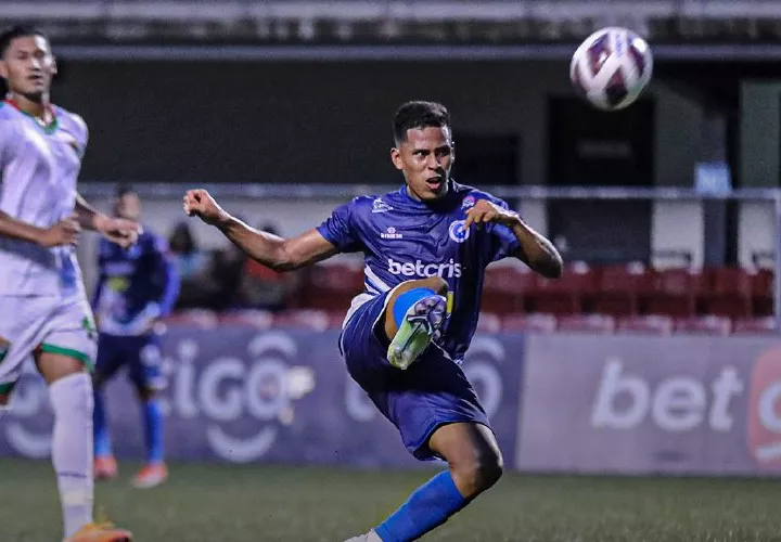 Veragüense y chiricanos libraron una dura batalla ayer en David. Foto: LPF